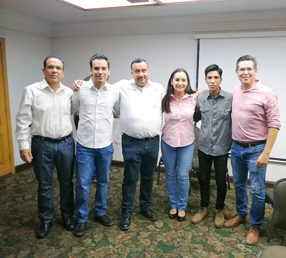 HectorMedranooo's tweet photo. Una nueva etapa inicia en el #PRISonora, encabezada por mis amigos @BurrolaOnesimo e @irissanchezchiu, Presidente y Secretaría General.
El mayor de los éxitos, cuentan con mi apoyo y respaldo. Un gusto saludar a mi amigo y líder @Jorge_Meade
#SomosMJM #PRIParaTodos #SiSePudo https://t.co/O6pM73YHfH