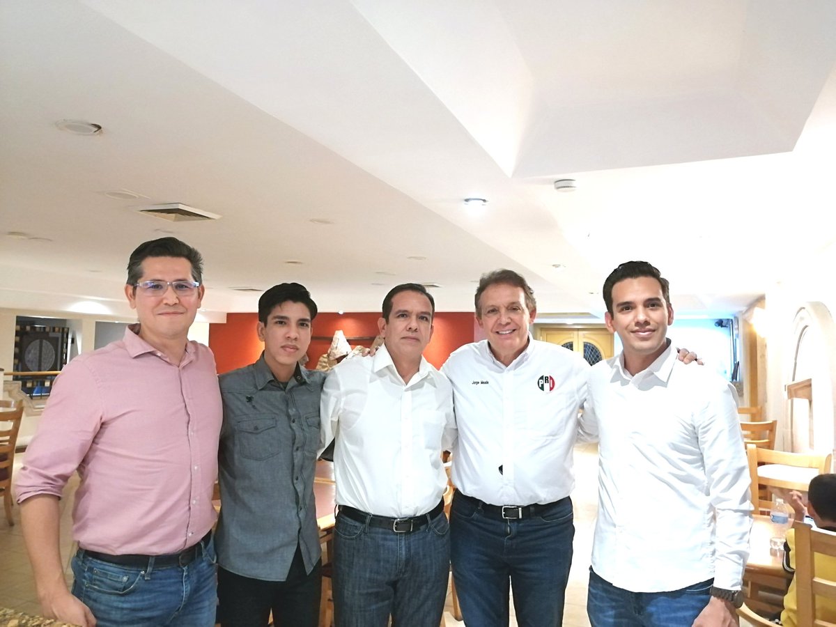 HectorMedranooo's tweet photo. Una nueva etapa inicia en el #PRISonora, encabezada por mis amigos @BurrolaOnesimo e @irissanchezchiu, Presidente y Secretaría General.
El mayor de los éxitos, cuentan con mi apoyo y respaldo. Un gusto saludar a mi amigo y líder @Jorge_Meade
#SomosMJM #PRIParaTodos #SiSePudo https://t.co/O6pM73YHfH