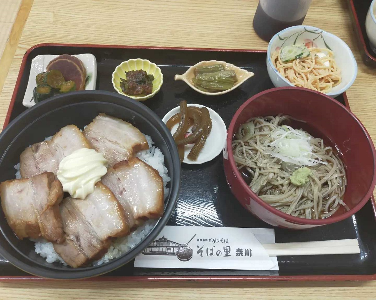 furusatonagawa's tweet photo. おそばが美味しい「そばの里奈川」ですが、定食もあります。信州サーモンフライ定食とチャーシュー丼です。絶品！
#そばの里奈川
#奈川の暮らし
#奈川
#蕎麦 https://t.co/5F6bcE5BCH