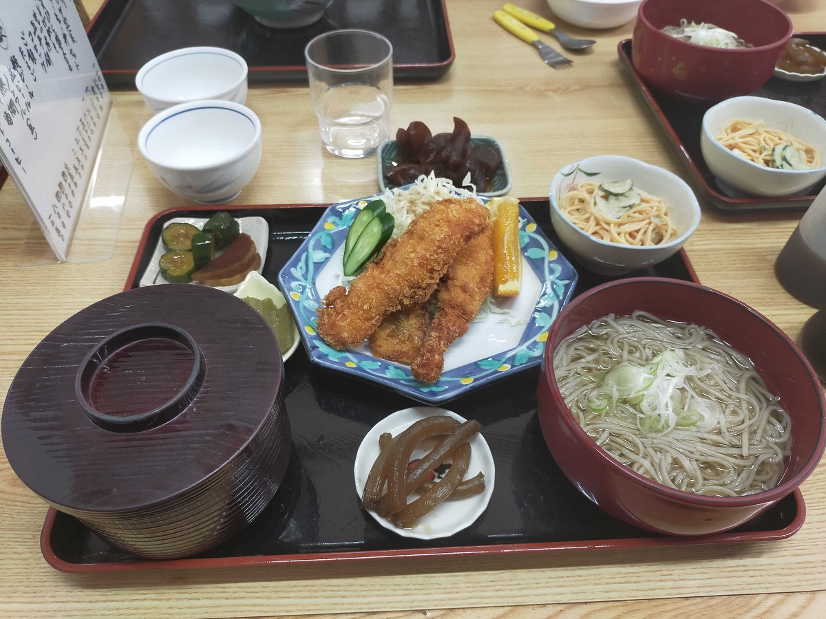 furusatonagawa's tweet photo. おそばが美味しい「そばの里奈川」ですが、定食もあります。信州サーモンフライ定食とチャーシュー丼です。絶品！
#そばの里奈川
#奈川の暮らし
#奈川
#蕎麦 https://t.co/5F6bcE5BCH