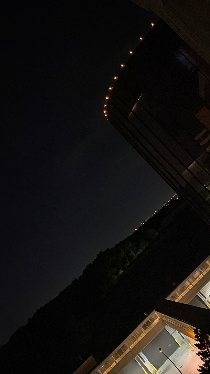 AdrianTwoPoint0's tweet image. Good night 😴 Chicago/Rosemont OHare It’s been 4 years since we last rock n rolled, but this time ain’t like the last time… a pandemic came and is still here, we pulled it off just all a dozen of us…. Wow 😯 we did it! @labornotes #LaborNotes2022 #LaborNotes