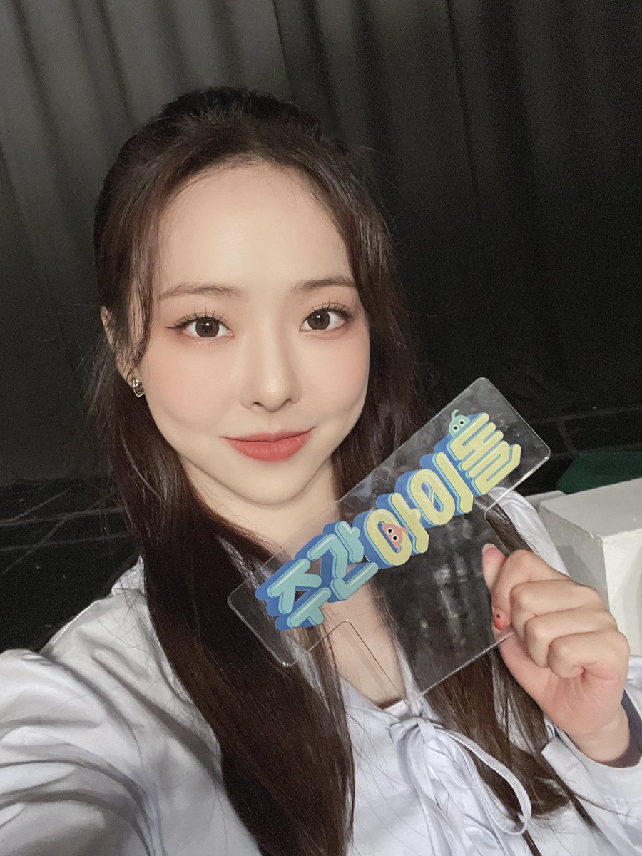 weeklyidol_ tweet picture