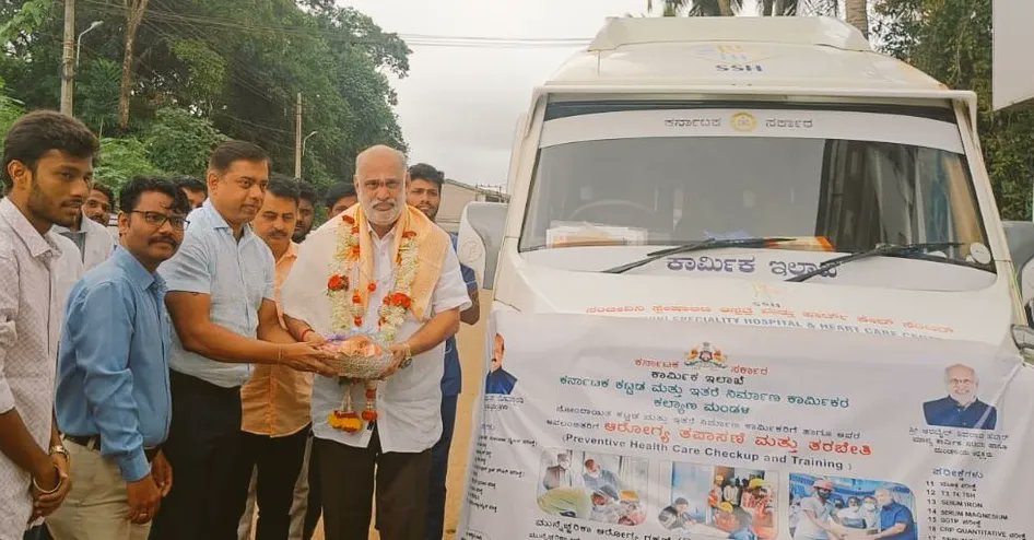 ShivaramHebbar's tweet photo. ಯಲ್ಲಾಪುರ ಪಟ್ಟಣದ ಕಾರ್ಯಾಲಯದ ಬಳಿ ಹಾವೇರಿ ಜಿಲ್ಲೆ ವ್ಯಾಪ್ತಿಯ ಕಟ್ಟಡ ಮತ್ತು ಇತರೆ ನಿರ್ಮಾಣ ಕಾರ್ಮಿಕರಿಗೆ ಚಿಕಿತ್ಸೆ ನೀಡುವ 'ಸಂಚಾರಿ ಚಿಕಿತ್ಸಾ ಘಟಕ'ಕ್ಕೆ ಚಾಲನೆ ನೀಡಲಾಯಿತು.

#ಶ್ರಮಮೇವ_ಜಯತೇ #ಶ್ರಮಿಕ_ಸಂಜೀವಿನಿ https://t.co/w5CucZRuvQ