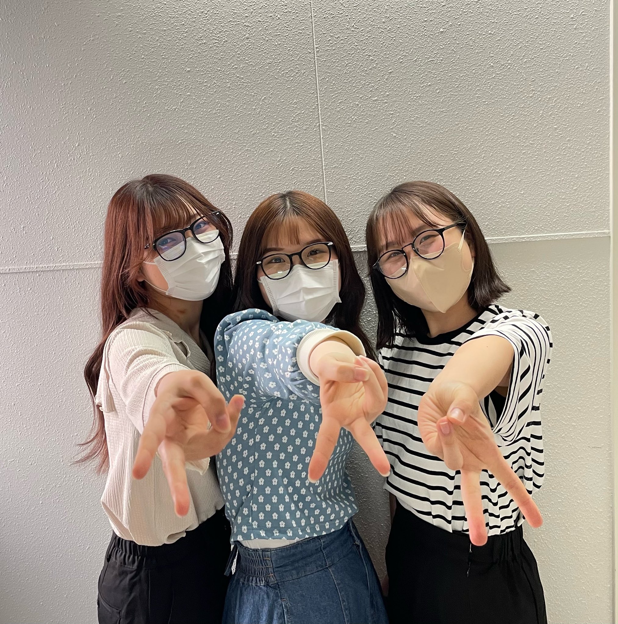 大原新潟校 公式 階段降りてたら偶然可愛い眼鏡女子と会いました 仲が良くて羨ましいですね 大原 新潟 大原新潟校 専門学校 新潟専門学校 メガネ メガネ女子 メガネコーデ 仲良し 仲良し3人組 T Co Fnu0mq79bz Twitter