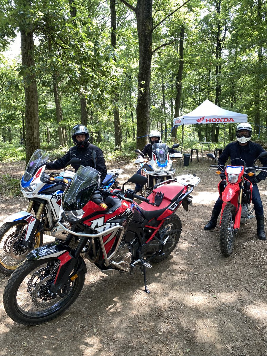 Week-end sur le @caferacerfestival  à Montlhéry.
Beaucoup de personnes sont venus essayer l’Africa Twin en Off road et rêver d’évasion
.                            <a href="/fretigne/">David Frétigné</a>  <a href="/HondaMotoFr/">Honda Moto France ✌️</a>  <a href="/alpinestars/">alpinestars</a> <a href="/EuropeShoei/">Shoei Europe</a> <a href="/METZELERMOTO/">METZELER</a> <a href="/senabluetooth/">Sena</a>  <a href="/motul/">Motul</a>