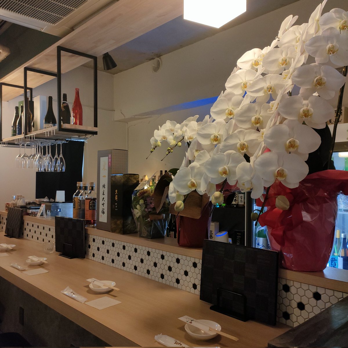 SAKEBUZZ1's tweet photo. 当店は6/22をもちまして２周年となります。
コロナ禍にもかかわらず、お店を継続出来てるのはひとえに皆様のお蔭です。
これからも皆様に満足して貰えるように一層努力してまいります。
これからもさけばずを宜しくお願い致します！

今週は水曜日も休まず営業いたします。 https://t.co/w0vbkM2QmA