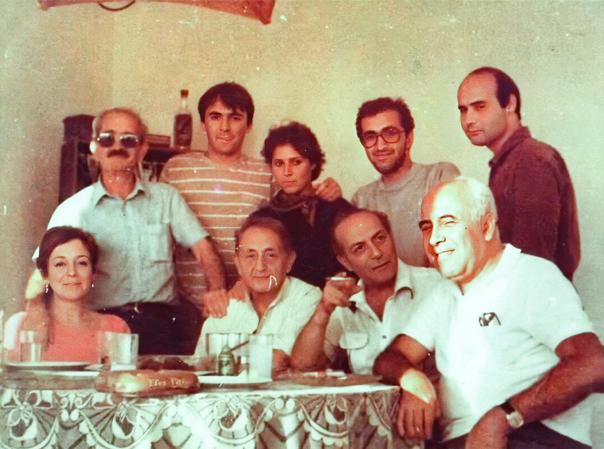 Haydar Ergülen, erkenden gidenleri, Nilgün Marmara ile dostluklarını, edebiyat meclislerine dair anılarını kaleme aldı: "Daktiloya Çekilmiş Arkadaşlıklar" 

bit.ly/3y4X3p5

<a href="/Haydar_Ergulen/">Haydar Ergülen</a>