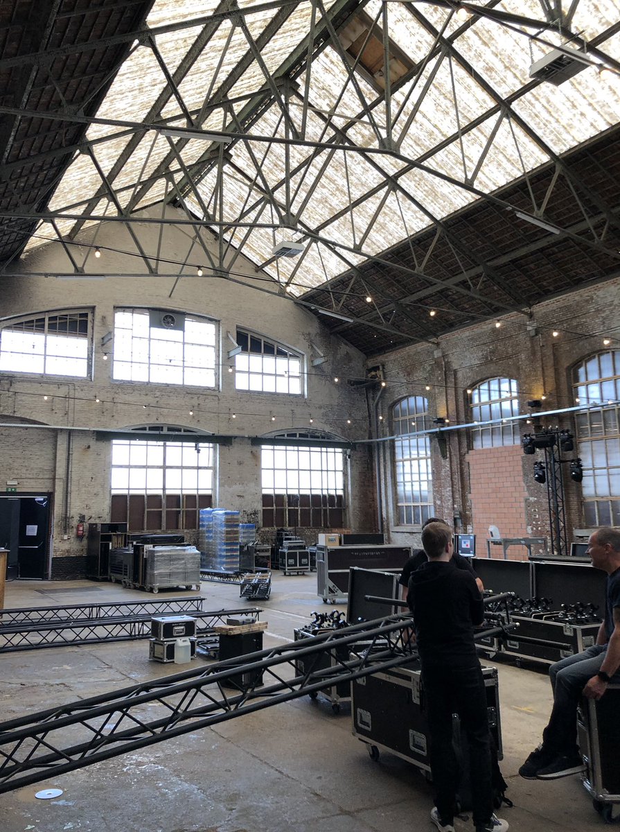 Drukke voorbereiding voor vanavond #Recupolis #hal5 <a href="/stadleuven/">Stad Leuven</a> #20jaarRecupel