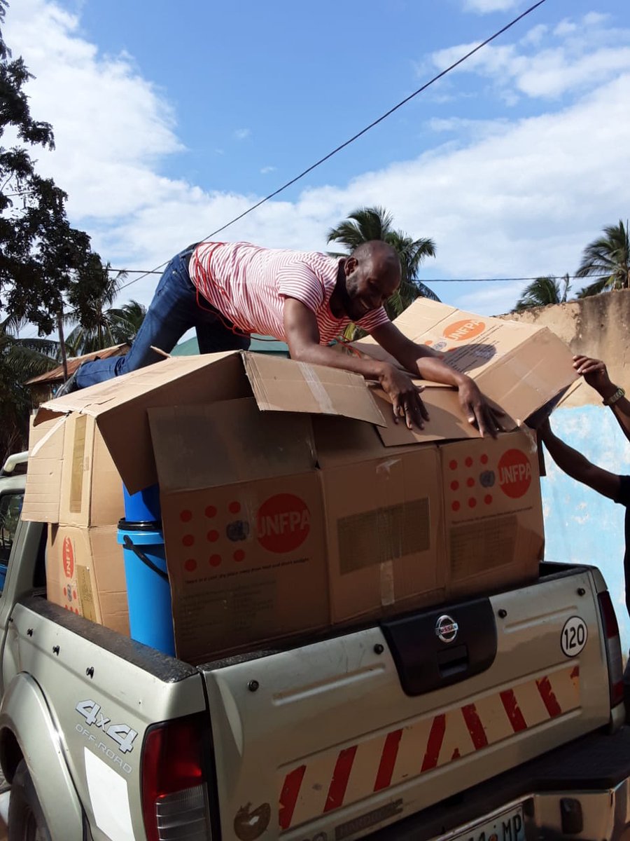 UNFPAMocambique's tweet photo. 📍Dignity, Protection &amp; Well-being in Times of Crisis:

Step 1: preparation of dignity kits  🪣  - containing 🧼🩲🔦 &amp; more - for displaced women &amp; girls, with support from #DPGCAS, #MULEIDE &amp; @FDC_Moz, throughout #CaboDelgado 🇲🇿.  

Funding from @UNCERF #StrongerTogether https://t.co/o5y86jhGZx