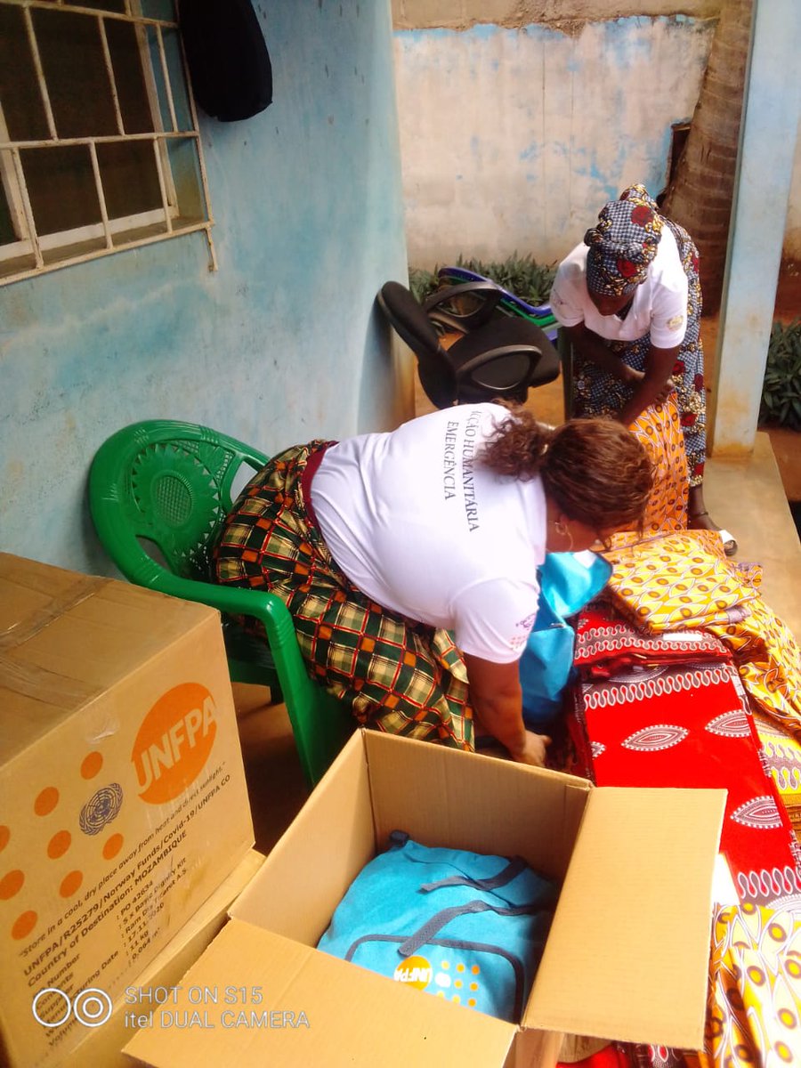 UNFPAMocambique's tweet photo. 📍Dignity, Protection &amp; Well-being in Times of Crisis:

Step 1: preparation of dignity kits  🪣  - containing 🧼🩲🔦 &amp; more - for displaced women &amp; girls, with support from #DPGCAS, #MULEIDE &amp; @FDC_Moz, throughout #CaboDelgado 🇲🇿.  

Funding from @UNCERF #StrongerTogether https://t.co/o5y86jhGZx