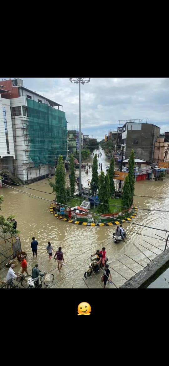 _souravdeb's tweet photo. #AssamFloods Barak Valley disconnected from rail &amp; road. Silchar town totally submerged under water. Only Air support remains. SEND HELP ASAP. https://t.co/B9f1b6nl22