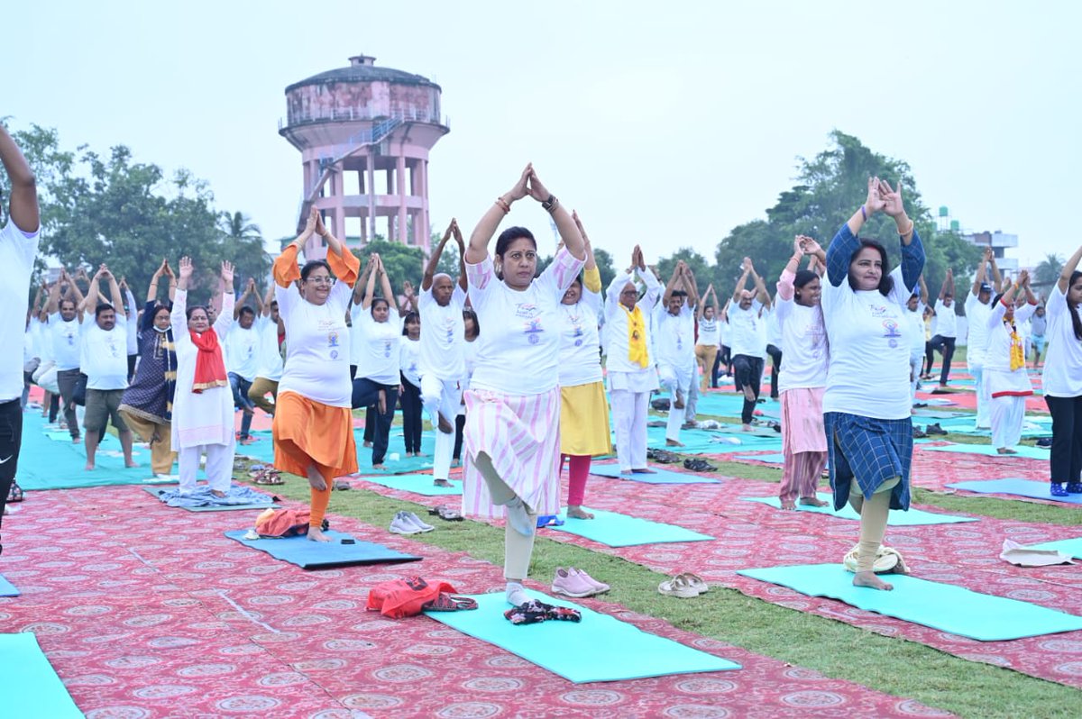 8th International Yoga Day celebrations in Birgunj at Adarshnagar Stadium this morning. It was a huge success thanks to the participation of five hundred persons representing all age group. #YogaForHumanity #GuardianRingForYoga @DDIndialive @moayush @meaindia @IndiaInNepal