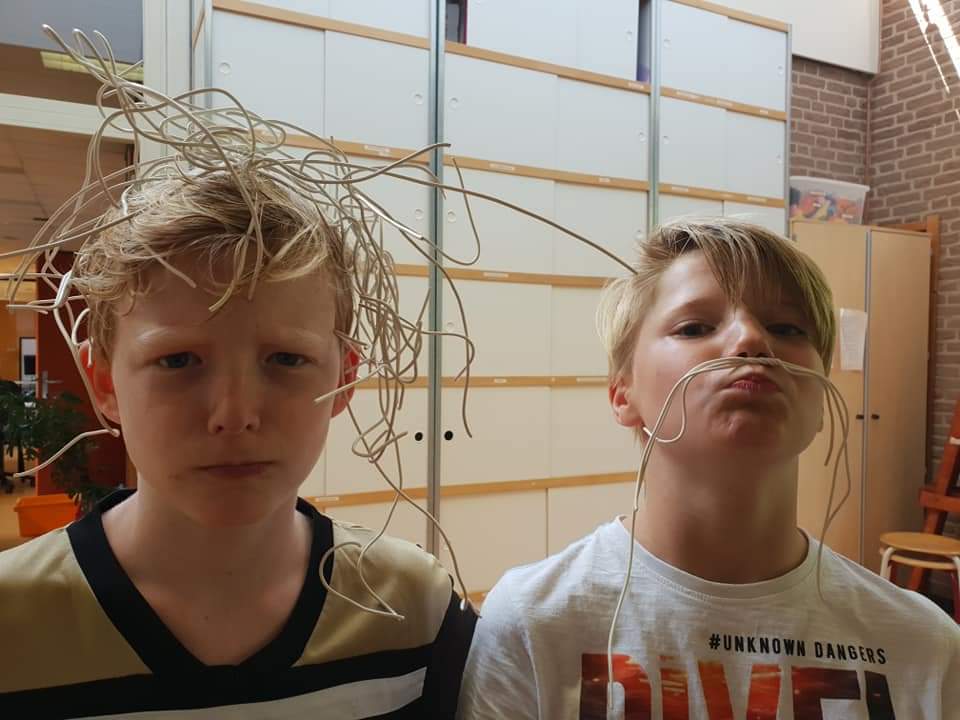 Het is toch gekmakend; talloze jongeren werken hier <a href="/WALHALLAb_NL/">WALHALLAb</a> als #techniek Meesters/Inspirators, we verduurzamen mét scholieren het #onderwijs en toch gaat @ptvt_nl om de hoek een saaie zaal (foto 1) huren met ready-mades voor de kindertechniekdag.

#techniekonderwijs