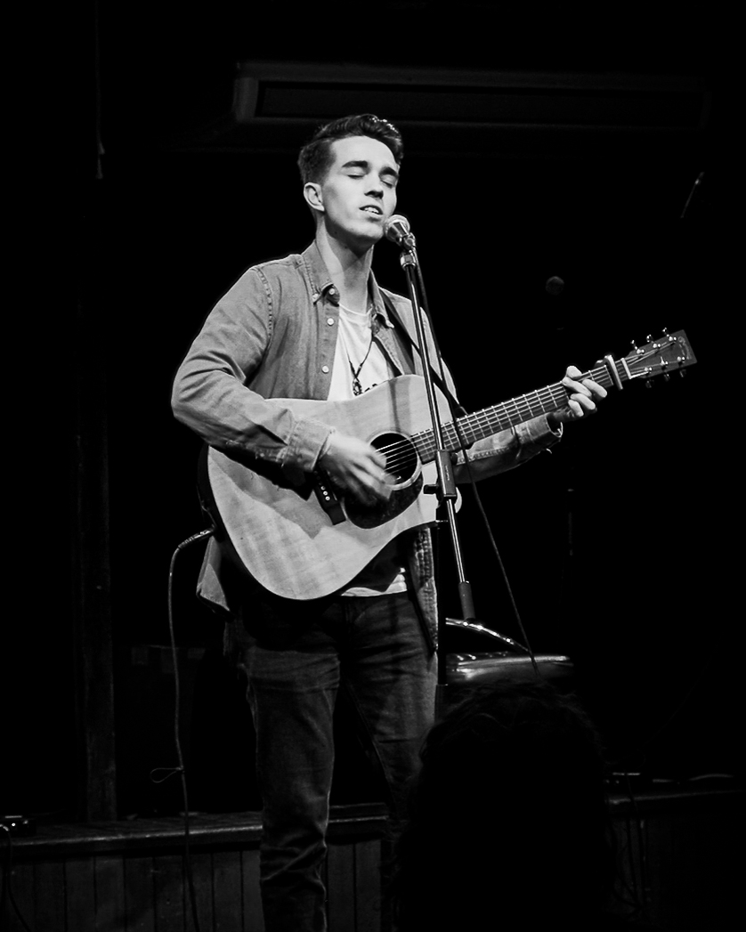 Joash opent Puddingpop komende zaterdag! 
Tickets en info: fort33.nl/event/puddingp…
Melodieuze pop achtige gitaarpartijen in combinatie met eerlijke teksten, verpakt JOASH (22) geïnspireerd door o.a. John Mayer, Ed Sheeran en Douwe Bob op een speelse manier in akoestische liedjes.