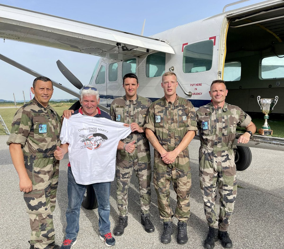 3eRMAT's tweet image. L’équipe de #parachutisme sportif du #3RMAT décroche la 1ère place du challenge MARTY organisé en la mémoire de Bertrand MARTY, jeune soldat décédé lors d’un accident de saut en juillet 2005.

7 équipes militaires ont participé dans un très bel état d’esprit. Bravo à tous ! 👏🏼 👏🏼