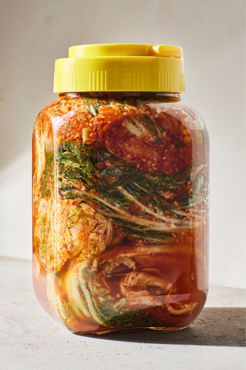 giner_roser's tweet image. #Primavera2022 .. que ja s’acaba. Truita de patata, carabassó, ceba. La meva preferida. Un color groc dels ous espectacular …. són d’ànec. Els vaig descobrir a Can Pedraza a Guadix,Granada @ygorla.Els trobo a la Boqueria parada @OusdeCalaf . Acompanyo la truita amb kimchi.