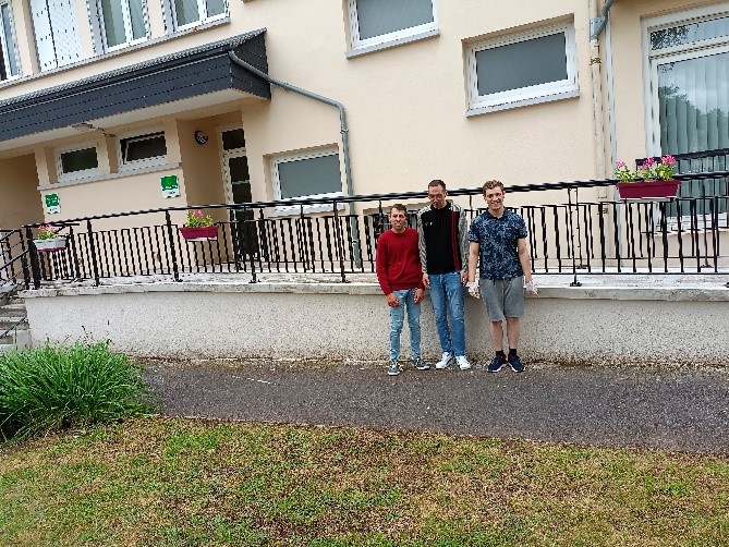 𝗔𝗽𝗿𝗲̀𝘀-𝗺𝗶𝗱𝗶 𝗷𝗮𝗿𝗱𝗶𝗻𝗮𝗴𝗲 𝗮𝘂 𝗖𝗲𝗻𝘁𝗿𝗲 𝗱’𝗛𝗮𝗯𝗶𝘁𝗮𝘁
Les jardiniers en herbe s’en sont donné à cœur joie ce dimanche.
Le résultat est plutôt sympa ! 🌳
Voyez plutôt par vous-même 🍃
Chapeau les artistes 👏 dédicaces à Mathieu D, Mathieu M, et Thomas M.