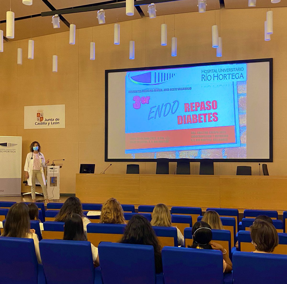 cresposotocris's tweet photo. Repasando y aprendiendo con nuestros resis #ASVAO #HURH #SomosRioHortega 
¡Un placer como siempre!📚🤗 @IbnRosa @endo_nutriHURH 
Nos ha venido genial el material de nuestros compis del #HUBU Hospital de Burgos 🔝🔝@StefSantosMazo ¡gracias! https://t.co/ypu3791jS1