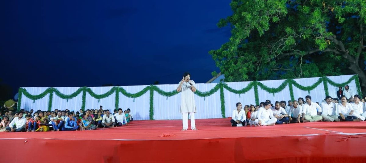 TeluguBulletin's tweet photo. 👉జనాల సొమ్ము జనాలకు పంచుతూ తమ పేర్లు, ఫోటోలు, రంగులు వేస్కుంటూ ప్రజల్ని ఆత్మాభిమానంలేనివారిగా చూపుతారు #YSRCP నేతలు

👉స్వార్జితం నుండి వందలమందికి కోట్లరూపాయిలు సాయమందిస్తున్నా ఎక్కడా పార్టీబ్యానర్,జెండా పెట్టకుండా వారి ఆవేదనని ప్రపంచానికి తెలిపే వేదికగానే మార్చారు #PawanKalyan https://t.co/fsHv45liTr
