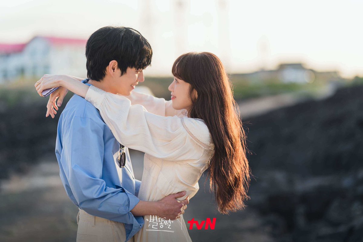 e_lft8's tweet photo. 流れ星💫
美男美女で胸キュン多いし、　笑えるシーン多くて面白すぎた！！
芸能界の裏側をみれて新鮮だった。
#キムヨンデ  #イソンギョン https://t.co/rwTowcUF8l