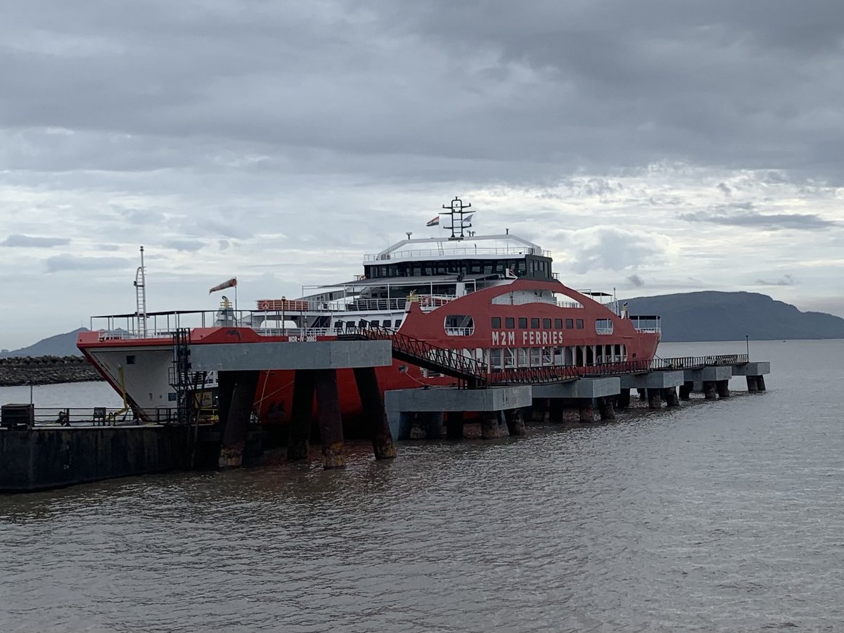 apurva_purohit's tweet photo. The management team of the Mumbai RORO ferry needs to be appreciated not only for their super efficient service but also the way they discipline errant drivers trying to overtake/break lanes. I vote we put them in charge of traffic management everywhere ! ⁦@M2M_Ferries⁩ https://t.co/GR5IhKZort