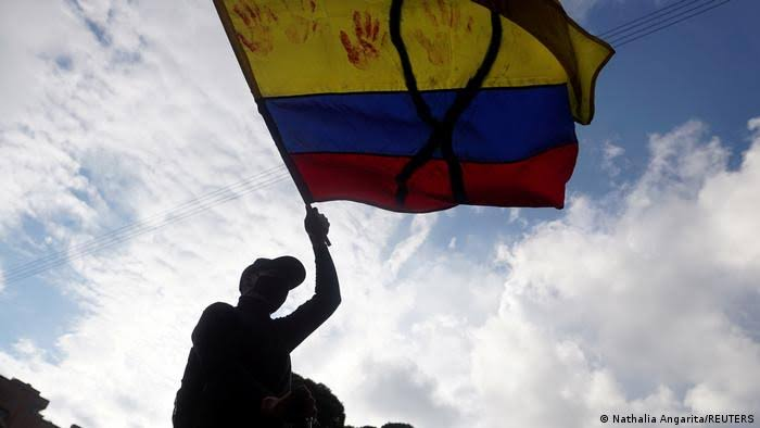 periodistan_'s tweet photo. "Muchos años después, frente al pelotón de fusilamiento, el coronel Aureliano Buendía había de recordar aquella tarde..."

Voy a intentar contar la historia moderna de Colombia en 25 tweets.
¿Me acompañan? https://t.co/Efaz6SMhWN