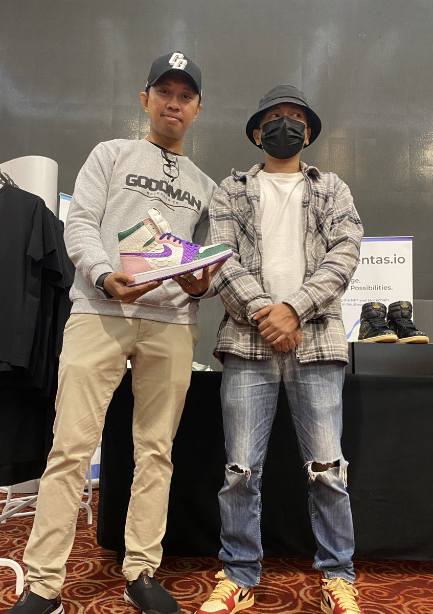 MoonjayGoodman's tweet photo. Baik quality Kasut dia.. Kulit ular sawa mart RM12K @AmirIzhar9 @beastvault https://t.co/HaQKf1TAPn