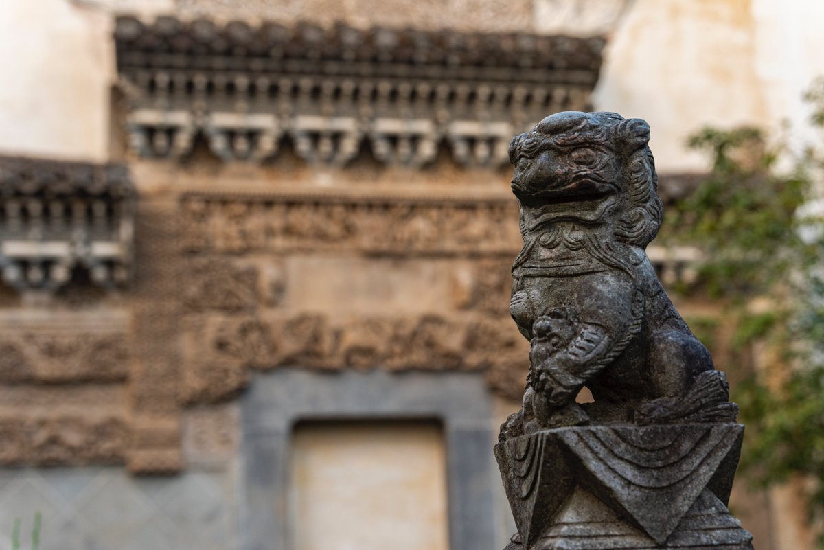 AnhuiTravel's tweet photo. Hui-Style architecture is a bright color and the unique soul of Anhui culture. The white walls and black tiles, the tall Ma Tau(Horsehead-like)walls,the broken stone carvings, and the rusted door frames are telling histories.(Located in Huangshan City)
#AnhuiCulture #AnhuiExploit https://t.co/IXJ8elYKXC