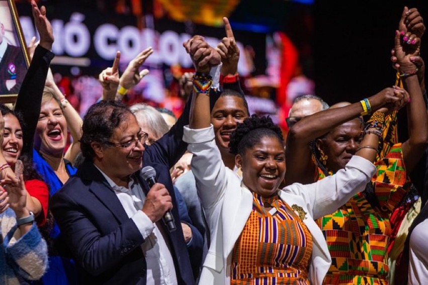 L_Oberndorfer's tweet photo. Gustavo Petro hat die Wahlen im Kolumbien gewonnen und wird der erste linke Präsident des Landes. Seine Vize-Präsidentin, die Umweltaktivistin Francia Márquez, ist die erste Afro-Kolumbianerin in diesem Amt. Das Programm: Kolumbien sozial &amp; ökologisch umbauen.Ein Thread. https://t.co/Mci4ipNSt8
