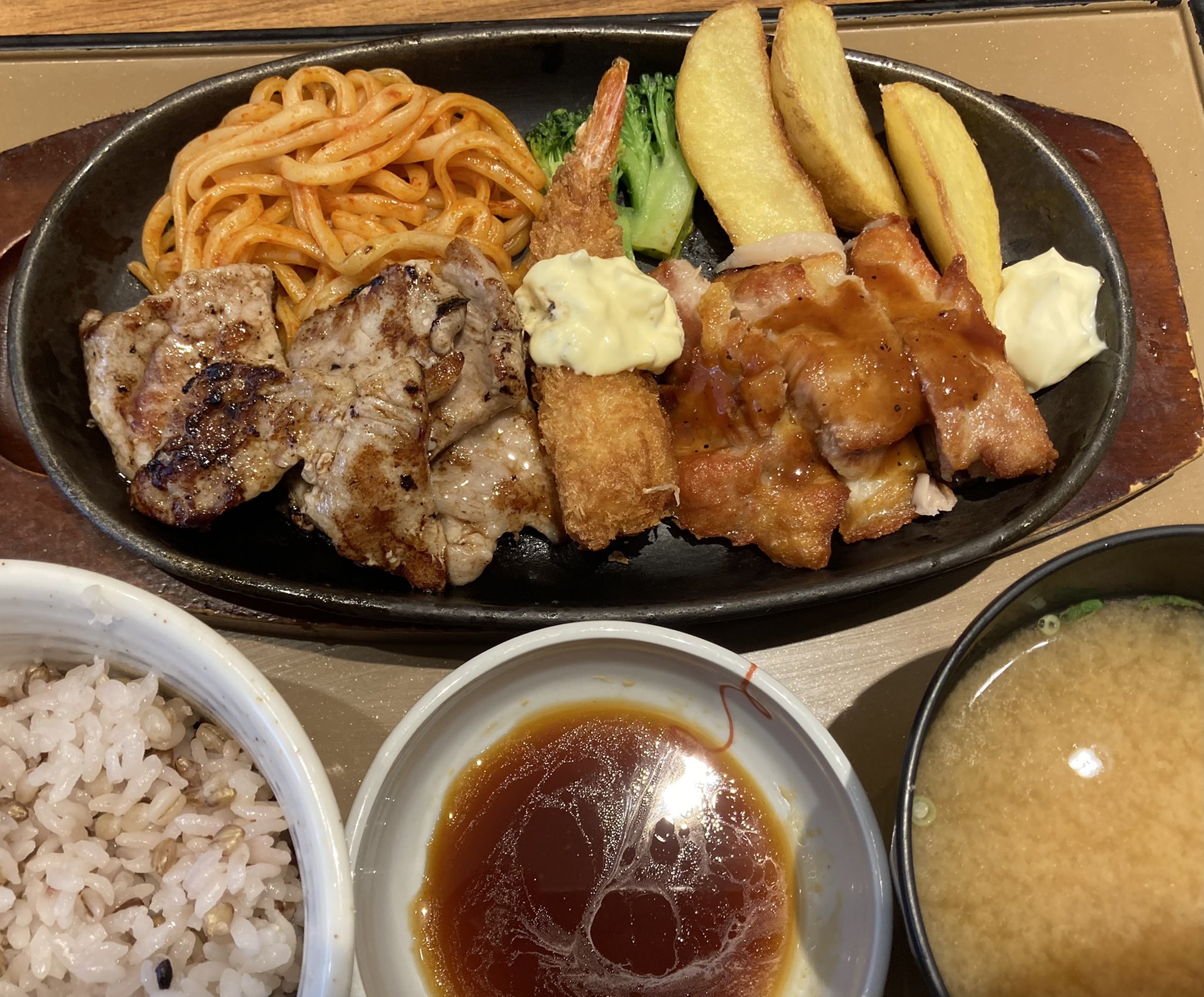 雅和食堂研究所 今日の昼はやよい軒さん ポークステーキミックス定食 960 ポーク Amp 海老フライ Amp チキン南蛮 どれも良い 身体の事を多少気をつかって麦ご飯変更 でも旨いので白米おかわり ポークのツケだれが 流石やよい軒 T Co
