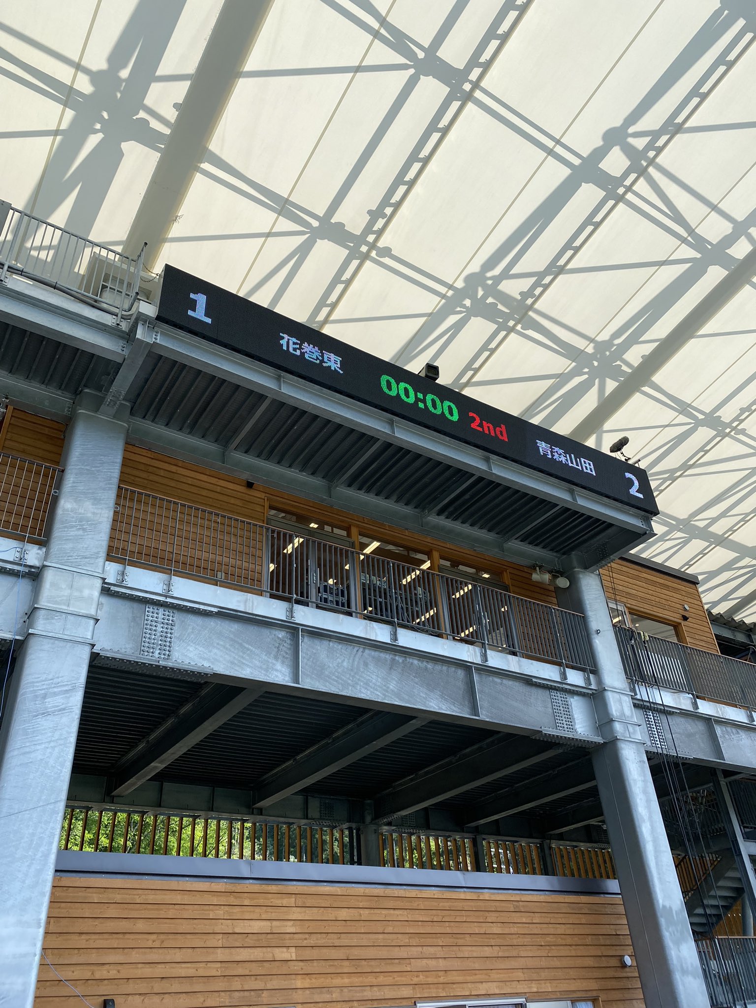 釜石鵜住居復興スタジアム 東北高校サッカー選手権大会 決勝戦は 青森山田2 1花巻東で青森山田が優勝しました 花巻東が先制点を取るも 自力で勝る青森山田が終始落ち着いた試合運びで勝ちを手にしました 両校共に素晴らしい試合を見せていただき