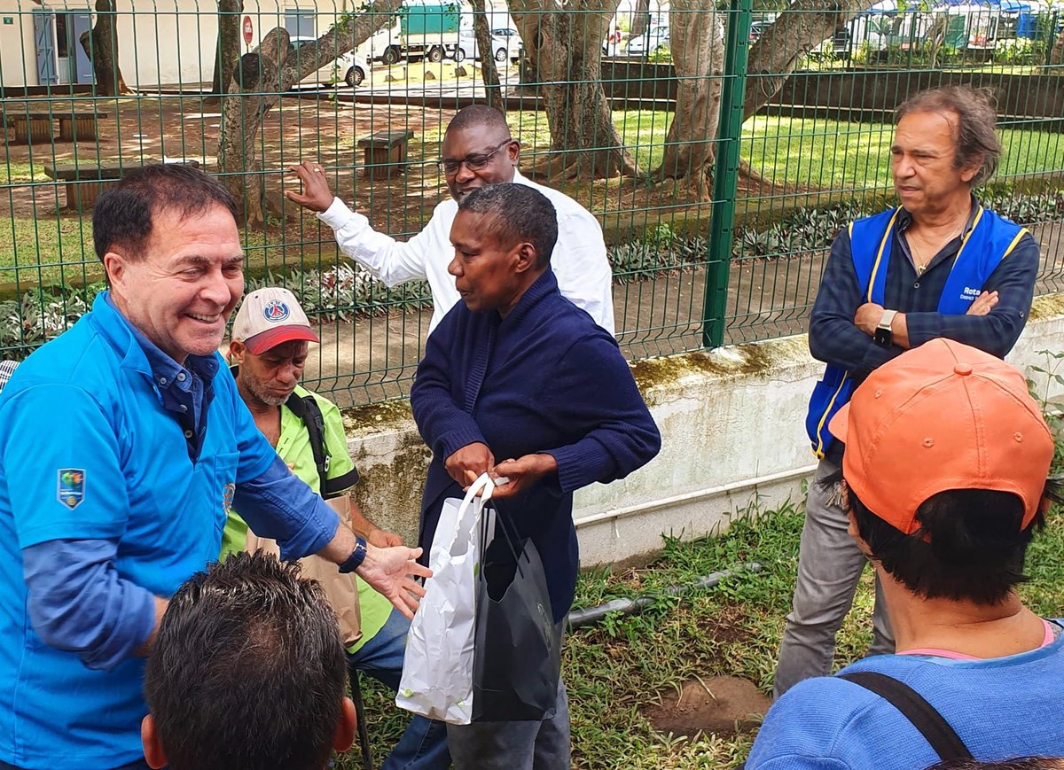 RotaryAlizes's tweet image. Ensemble nous luttons contre la faim. 
Ce dimanche 19 juin les membres de notre Rotary club ont distribué des repas aux personnes démunies devant la Paroisse de la Rivière des pluies. 
#rotaryalizes #servirdabord #district9220 #RotaryServeToChangeLives #reunion974