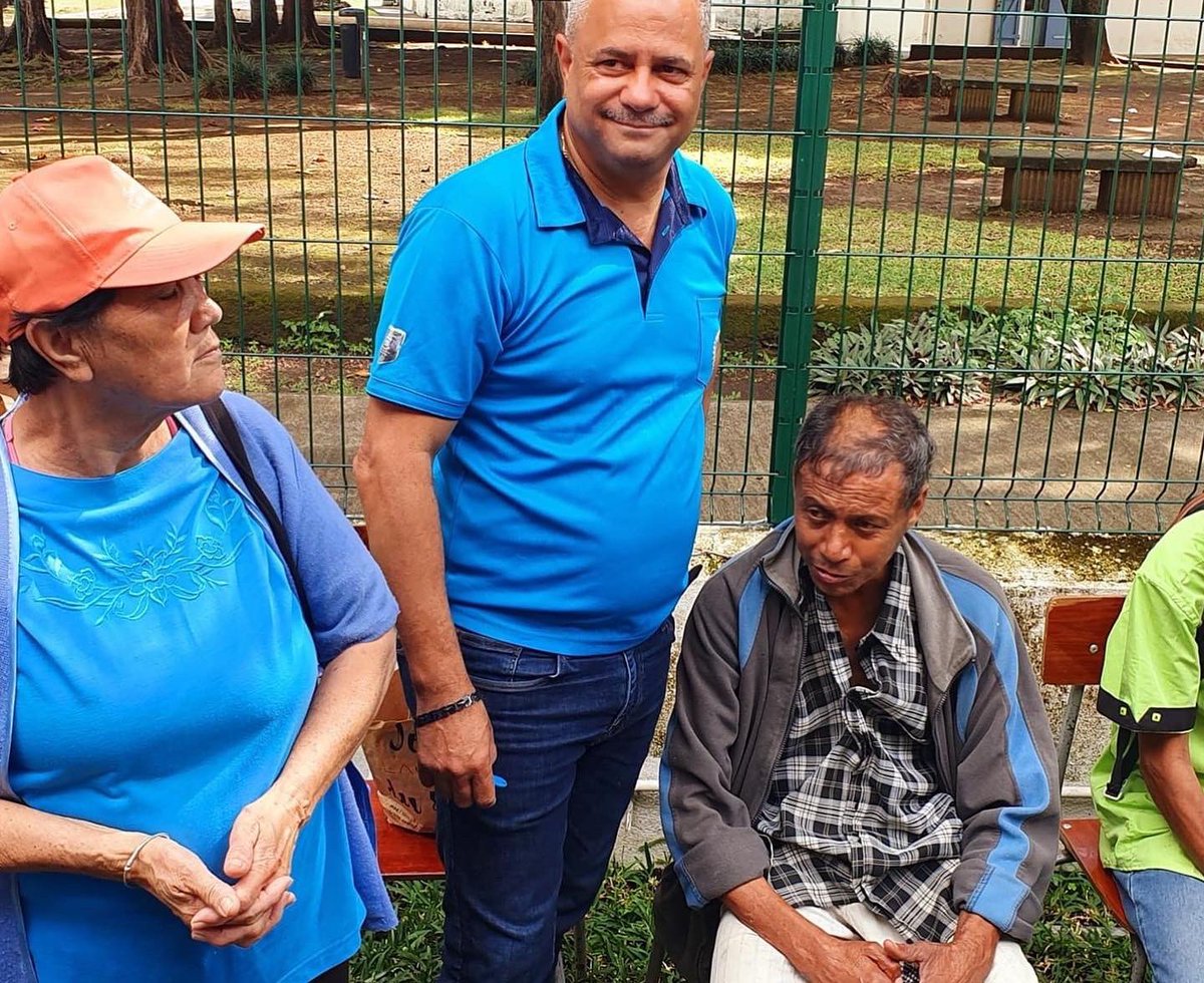 RotaryAlizes's tweet image. Ensemble nous luttons contre la faim. 
Ce dimanche 19 juin les membres de notre Rotary club ont distribué des repas aux personnes démunies devant la Paroisse de la Rivière des pluies. 
#rotaryalizes #servirdabord #district9220 #RotaryServeToChangeLives #reunion974