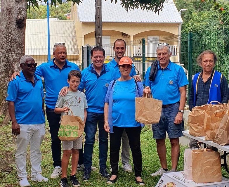 RotaryAlizes's tweet image. Ensemble nous luttons contre la faim. 
Ce dimanche 19 juin les membres de notre Rotary club ont distribué des repas aux personnes démunies devant la Paroisse de la Rivière des pluies. 
#rotaryalizes #servirdabord #district9220 #RotaryServeToChangeLives #reunion974