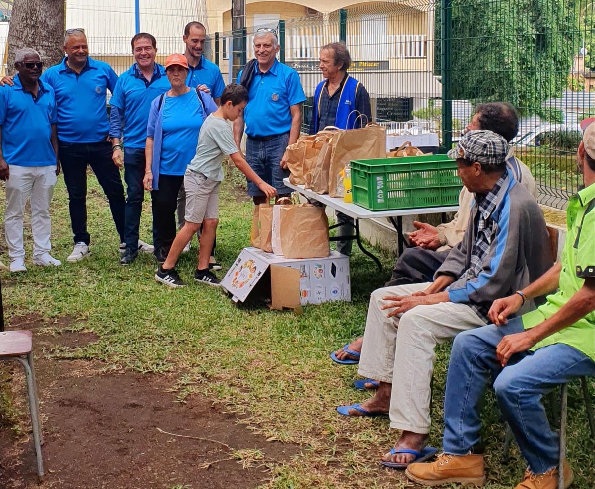 RotaryAlizes's tweet image. Ensemble nous luttons contre la faim. 
Ce dimanche 19 juin les membres de notre Rotary club ont distribué des repas aux personnes démunies devant la Paroisse de la Rivière des pluies. 
#rotaryalizes #servirdabord #district9220 #RotaryServeToChangeLives #reunion974