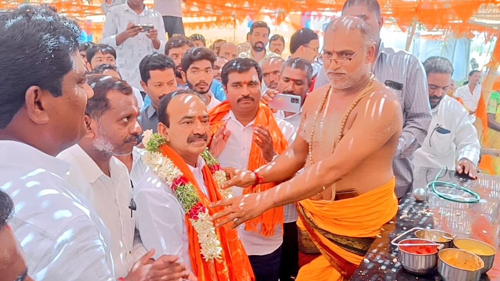 Eatala_Rajender's tweet photo. కరీంనగర్ జిల్లా : తిమ్మాపూర్ గ్రామంలో భులక్ష్మి మాలక్ష్మి విగ్రహ ప్రతిష్ఠ కార్యక్రమంలో పాల్గొని ప్రత్యేక పూజలు నిర్వహించడం జరిగింది. https://t.co/dPlnmAF7G3