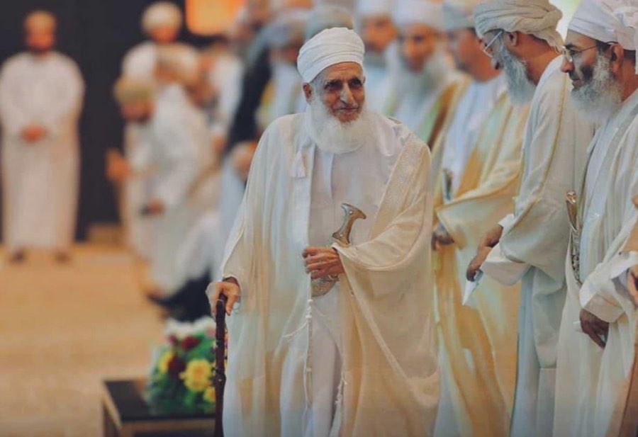 من رأى برهان ربه، أمد قوله على قدر بصيرته، ومن صفت سريرته، بانت له معالم الأمور، وتجلت عليه النواميس. لله دُرَّك من عالمٍ جليل، دانت لك الأنفس، واجتمعت على كريم خصالك القلوب.  

 #الشيخ_احمد_الخليلي