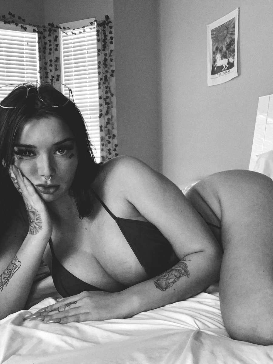 ㅤㅤ

Blair Slavsky. 20. bisexual.
she/her. highly selective.
college student. barista. 

ㅤㅤ