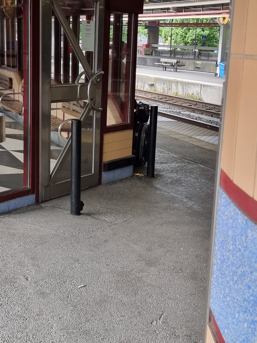 Känslan när den förbeställda <a href="/Uber_Stockholm/">Uber Sweden</a> inte kommer inför tågresan. #avgåalla #påplatsändå