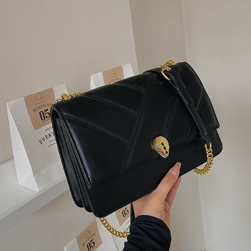 JadeTiendaa_NG's tweet photo. Snakehead luxury fashion bag is also available in black and white😻😻

🏷: #8000 https://t.co/OxaMTwUvam