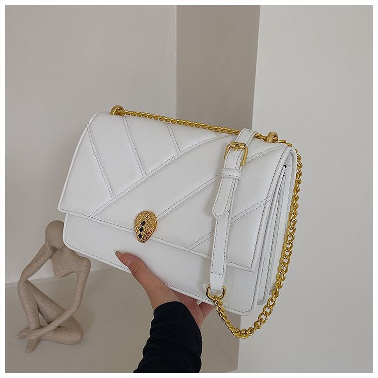 JadeTiendaa_NG's tweet photo. Snakehead luxury fashion bag is also available in black and white😻😻

🏷: #8000 https://t.co/OxaMTwUvam