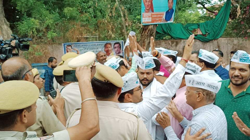 अग्निवीर स्कीम के विरोध में आम आदमी पार्टी राजस्थान में प्रदर्शन कर रही है।

आज जयपुर में हज़ारों की संख्या में लोग प्रदर्शन कर रहे हैं, किंतु राजस्थान की कोंग्रेस की सरकार हमें प्रदर्शन करने से रोक रही है। <a href="/ashokgehlot51/">Ashok Gehlot</a> जी, केंद्र सरकार के ख़िलाफ़ प्रदर्शन से आपको तकलीफ़ क्यूँ?