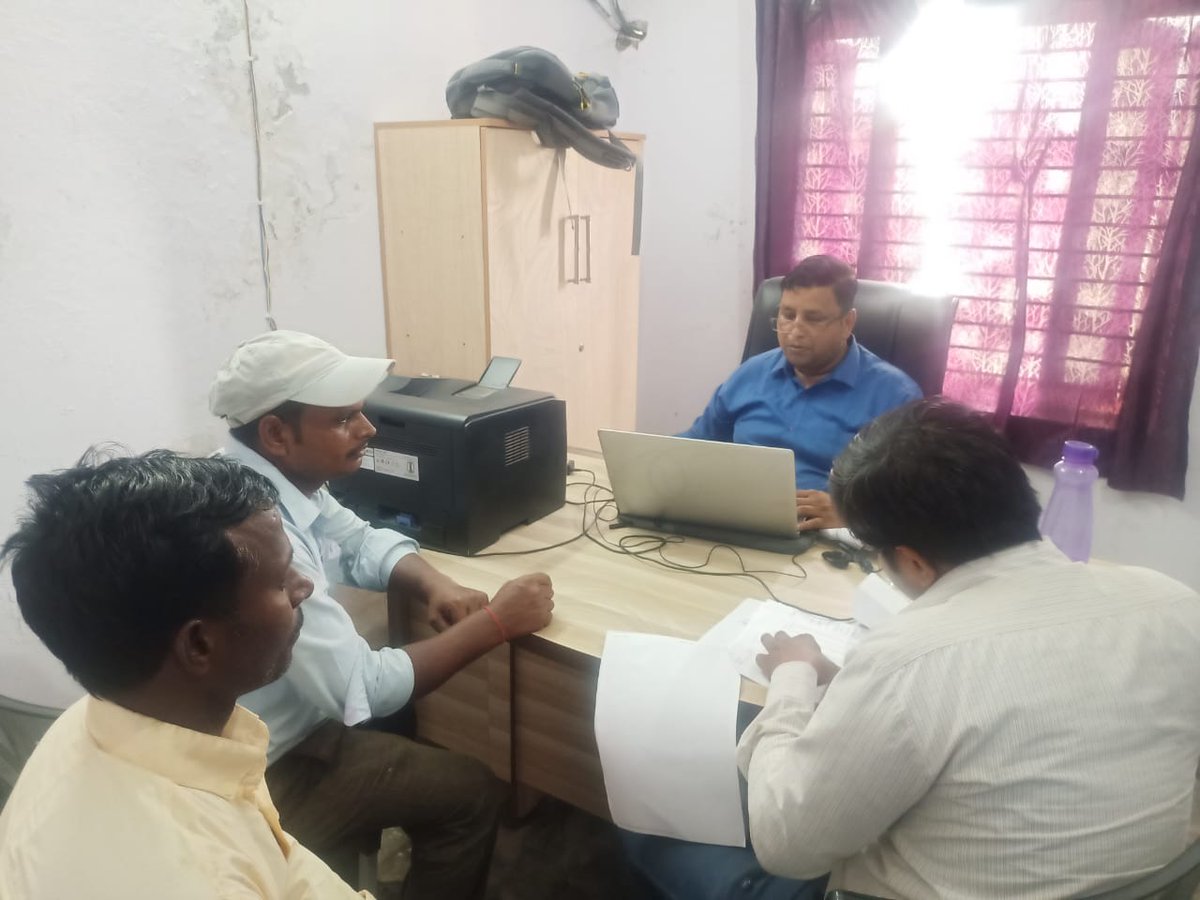 आज दिनांक 20-06-2022 को वि0वि0 खंड द्वितीय कुंडा प्रतापगढ़ मे माननीय ऊर्जा मंत्री की जनसुनवाइ की पहल  के  अनुपालन मे संभव के अंतर्गत  उपभोक्ताओ की समस्या का निस्तारण करते हुये |