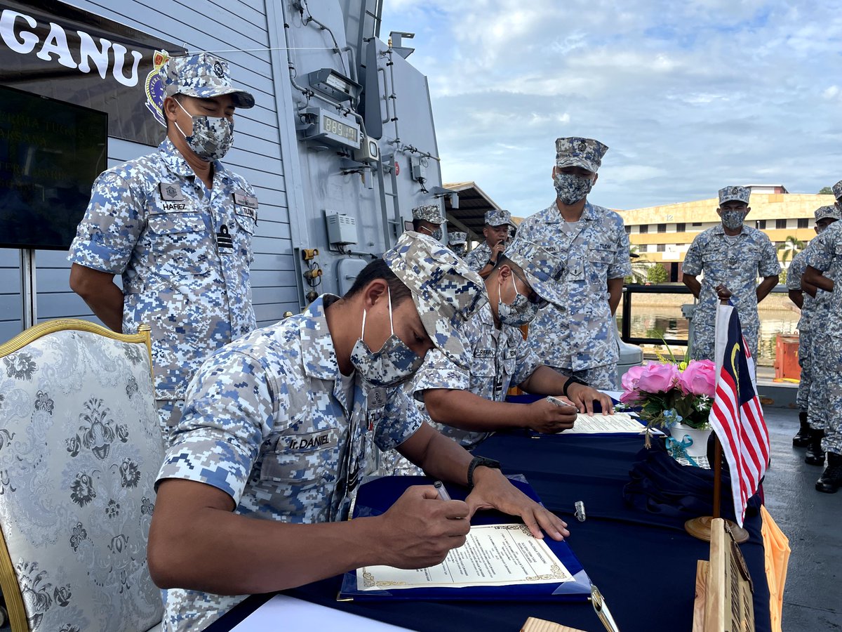 kd_terengganu's tweet photo. PM @kd_terengganu menyempurnakan Majlis Serah Terima Tugas Pegawai Laksana & Pegawai Jurutera Marin hari ini. PL baharu Lt Kdr Arifazizi TLDM & PJM baharu Lt Ridhwan TLDM. Welcome aboard!
Fair Winds Following Seas
#navyupdate
#alwaysexcellent
#ucandoit
@tldm_rasmi
@Mawilla_1 https://t.co/4G9JrWzqw8