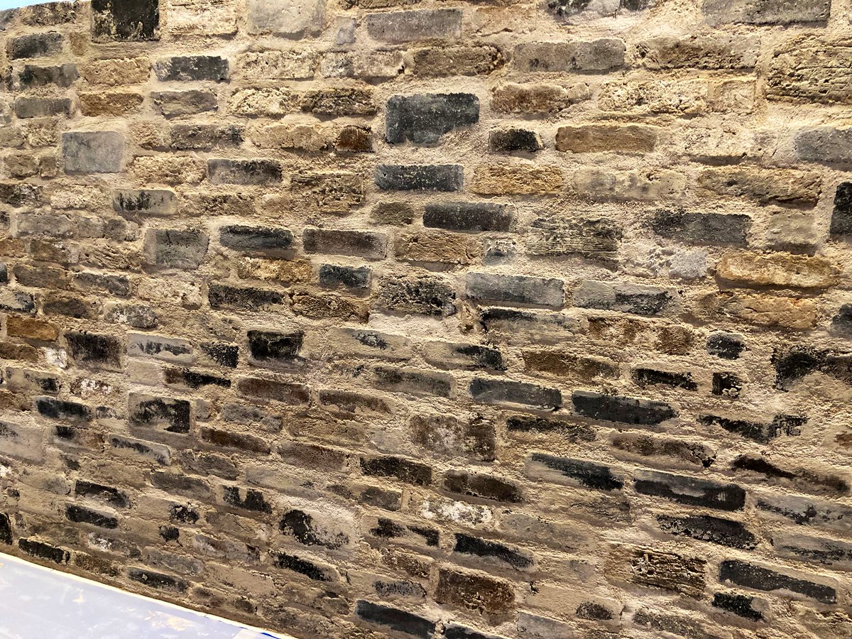 いつの日かのタイル施工例

ブリックをエイジング感強めの仕上げ
わざと汚して表現してます。
普段とは一味違う施工を経験させて頂き、誠にありがとうございます。
#タイル　#タイル工事