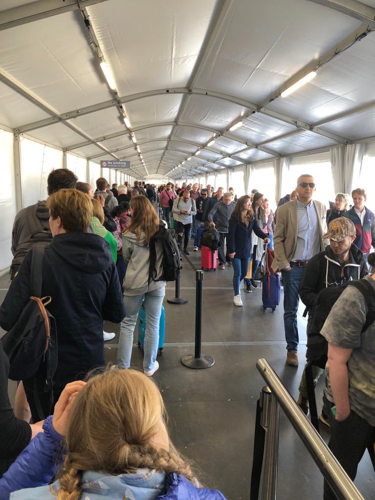 A great example of bad management:how <a href="/Schiphol/">Schiphol</a> turned from one the best airports to a total chaos. Well done.