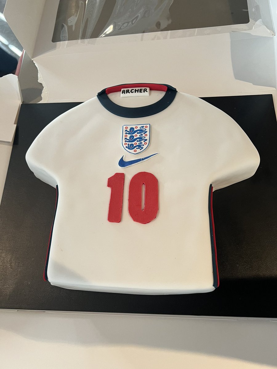 How’s this for a cake! Is it coming home for England in this years World Cup? 🌍⚽️