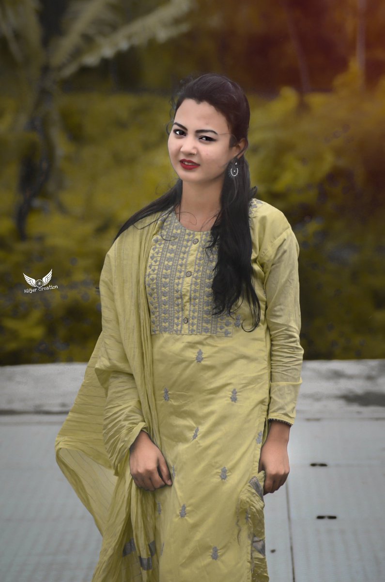 MebinSultana's tweet photo. Mujhe bhi dusty banaa lo acchi Bandi ho 🙏😭 main bhi dost Banna chahti hun,😭🤝🤝👭👬#mebinsultana @MebinSultana 
#mebinsultana https://t.co/TNlTmidHGK
