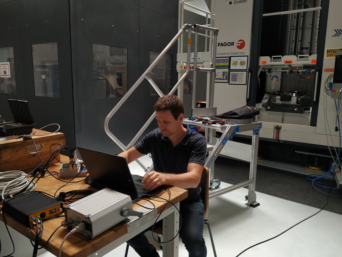 InterQ is collaboration🤝. 
Researchers from the Budapest University of Technology and Economics are in Zamudio (Spain) to test their new strain gauge force sensors in the broaching machine of the <a href="/CfaaEhu/">CFAA</a> - Advanced Manufacturing Centre for Aeronautics.

#interQ #InterqProject