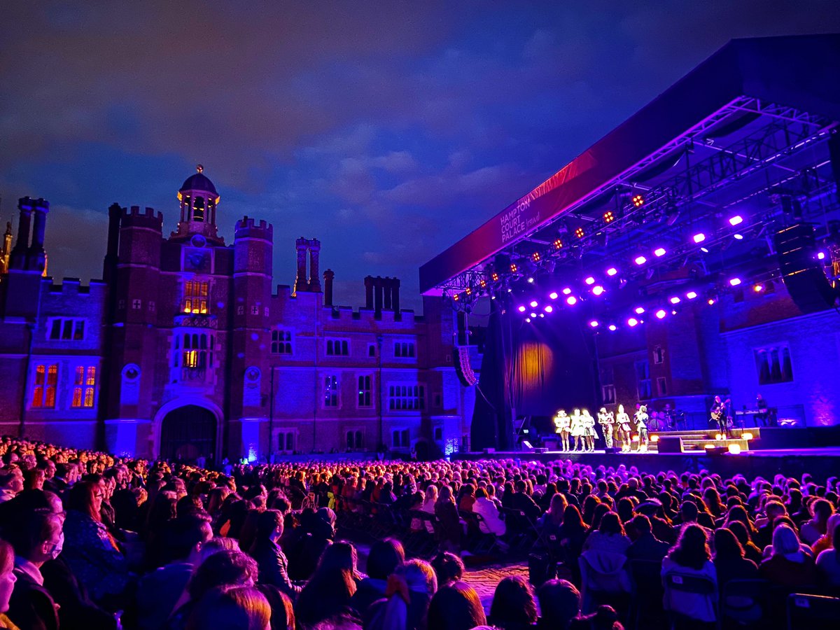 sixthemusical's tweet image. Last night was incredible. Day 2, LET’S GO!! 😆👑🏰 #HamptonCourtPalace #RoyalReunion